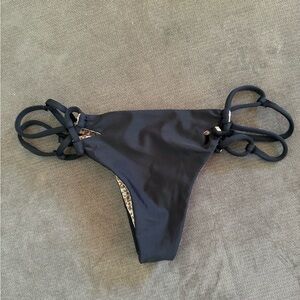 Acacia black bottoms 🤍